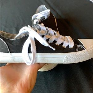 🦋 3/$20 Basic Black And White Sneakers